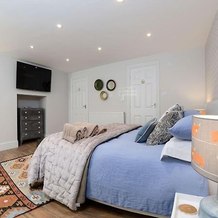 Apartment West With Free Parking Whitby Exteriör bild