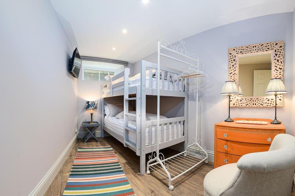 Apartment West With Free Parking Whitby Exteriör bild