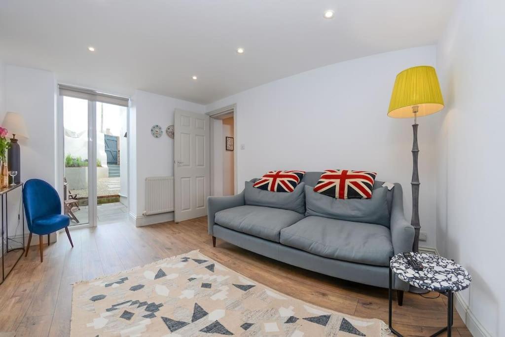 Apartment West With Free Parking Whitby Exteriör bild