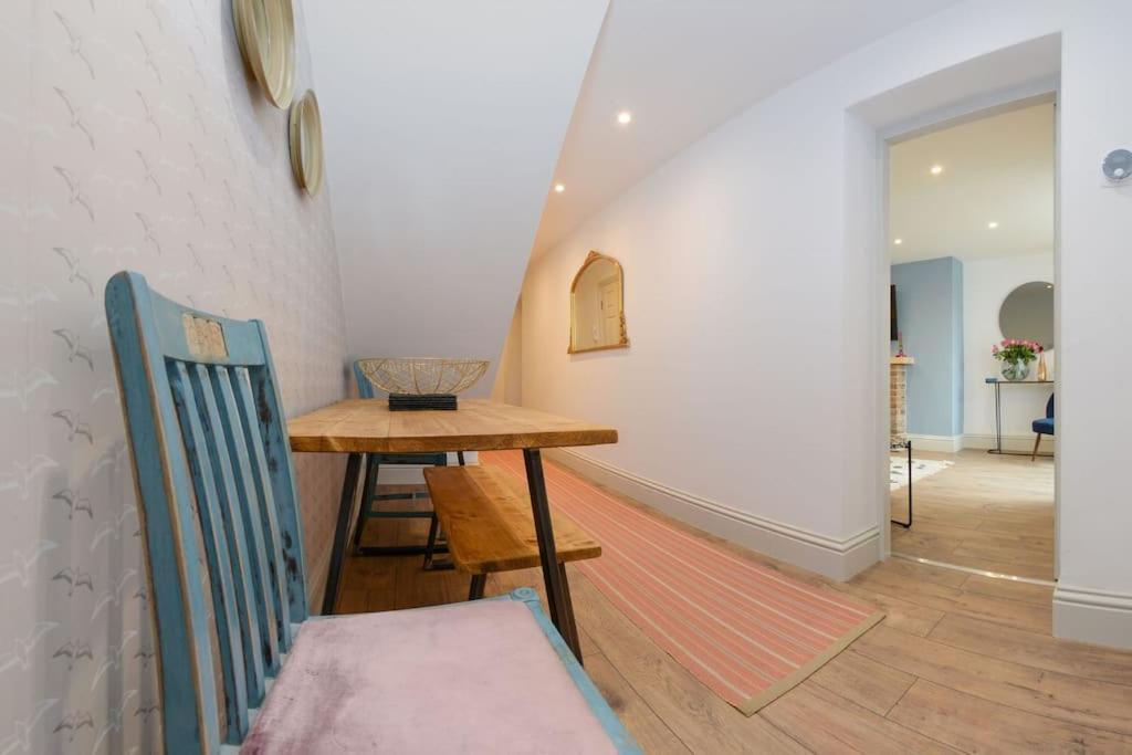 Apartment West With Free Parking Whitby Exteriör bild