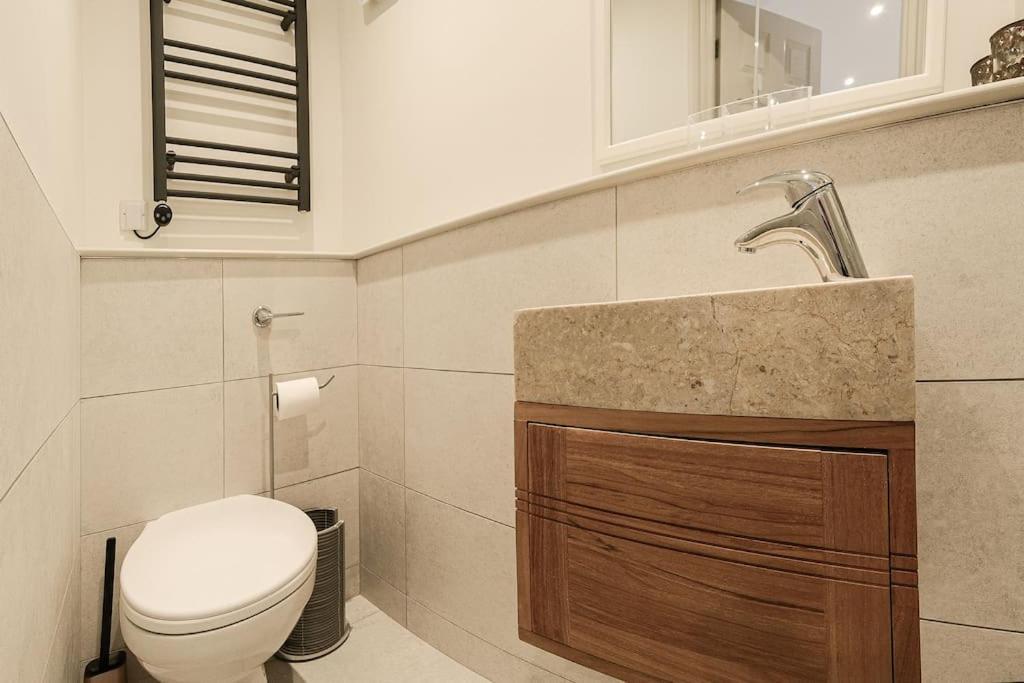 Apartment West With Free Parking Whitby Exteriör bild