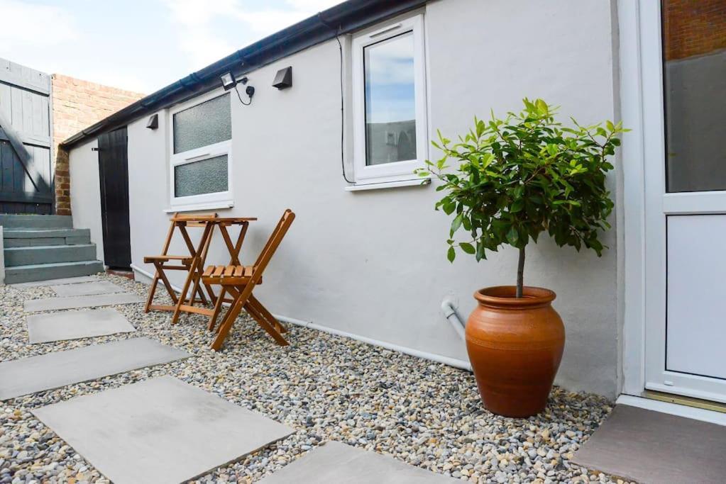 Apartment West With Free Parking Whitby Exteriör bild