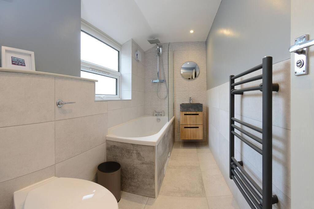 Apartment West With Free Parking Whitby Exteriör bild