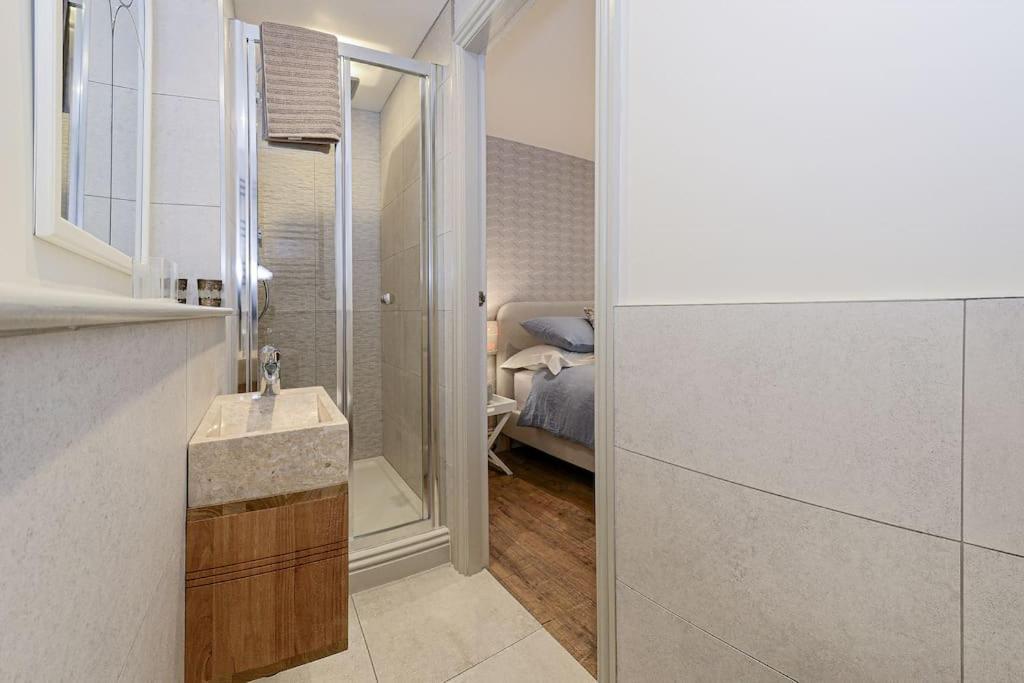 Apartment West With Free Parking Whitby Exteriör bild